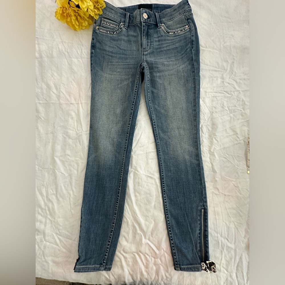 WHBM NWOT “The Skinny Ankle Mid-rise Everyday Soft” zipper ankle jeans. Perfect